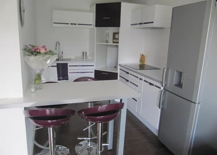 Apartament F2 Rez De Jardin Ajaccio (Corsica)
